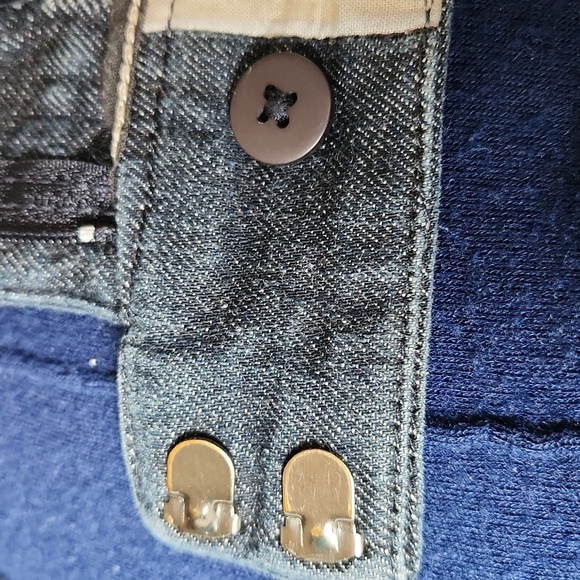 Dockers, Women's, Sz14 med favorite fit, 1 pocket in Front, 2 in Back - Picture 11 of 11